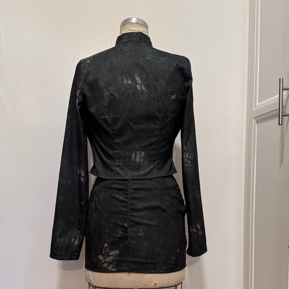 PrettyLittleThing Military Cropped Blazer and mini skirt - Picture 3 of 8